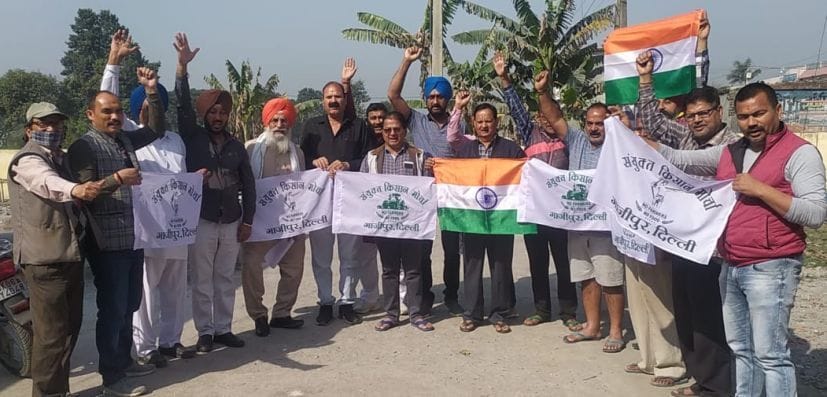 शांतिपुरी में जनसंपर्क करते किसान नेता और कांग्रेसी।