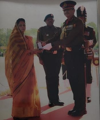 शहीद रोहित यादव की पत्नी वैष्णवी को सेना वीरता पदक से सम्मानित करते आर्मी कमांडर लेफ्टिनेंट जनर? शहीद रोहित यादव की पत्नी वैष्णवी को सेना वीरता पदक से सम्मानित करते आर्मी कमांडर लेफ्टिनेंट जनर?