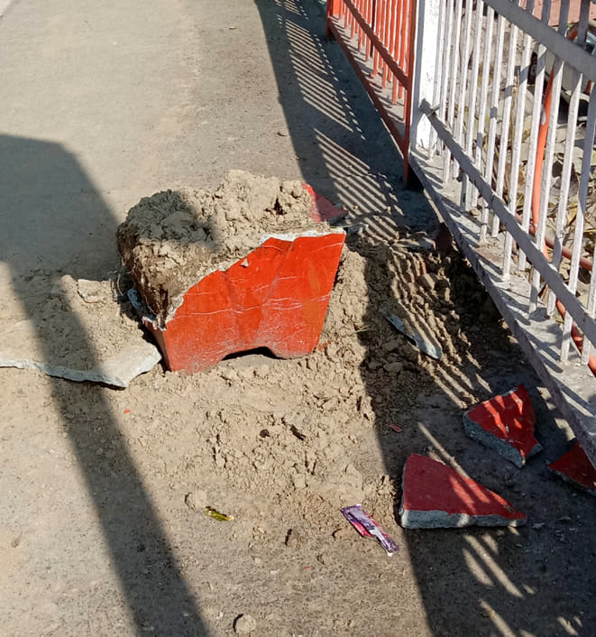 अस्पताल पुल पर तोड़ा गया गमला।