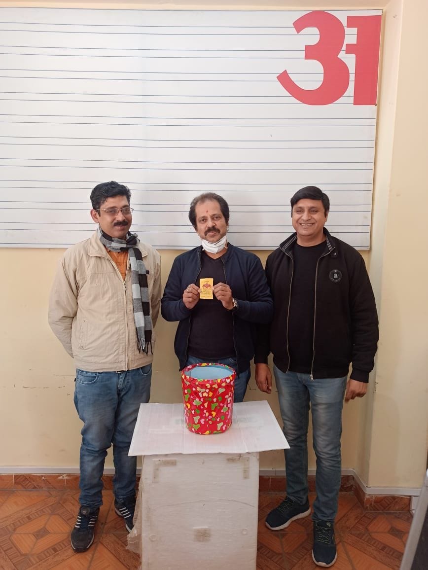हमीरपुर में अमरउजाला के शुभ लाभ का ड्रॉ निकालते हुए जिला परिषद अध्यक्ष मनोज कुमार। हमीरपुर में अमरउजाला के शुभ लाभ का ड्रॉ निकालते हुए जिला परिषद अध्यक्ष मनोज कुमार।