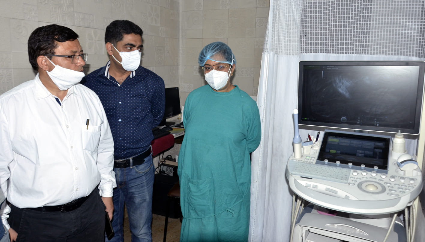 सदर बाजार में अल्ट्रासांउड सैन्टर का निरीक्षण करते अधिकारी। सदर बाजार में अल्ट्रासांउड सैन्टर का निरीक्षण करते अधिकारी।