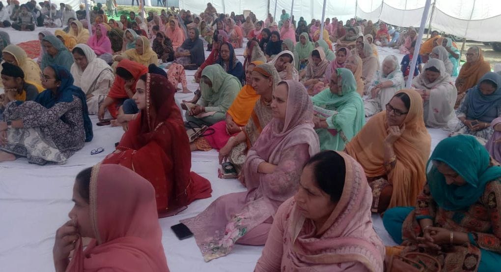 बाजपुर के गांव बिचपुरी में आयोजित समागम में संगत। बाजपुर के गांव बिचपुरी में आयोजित समागम में संगत।