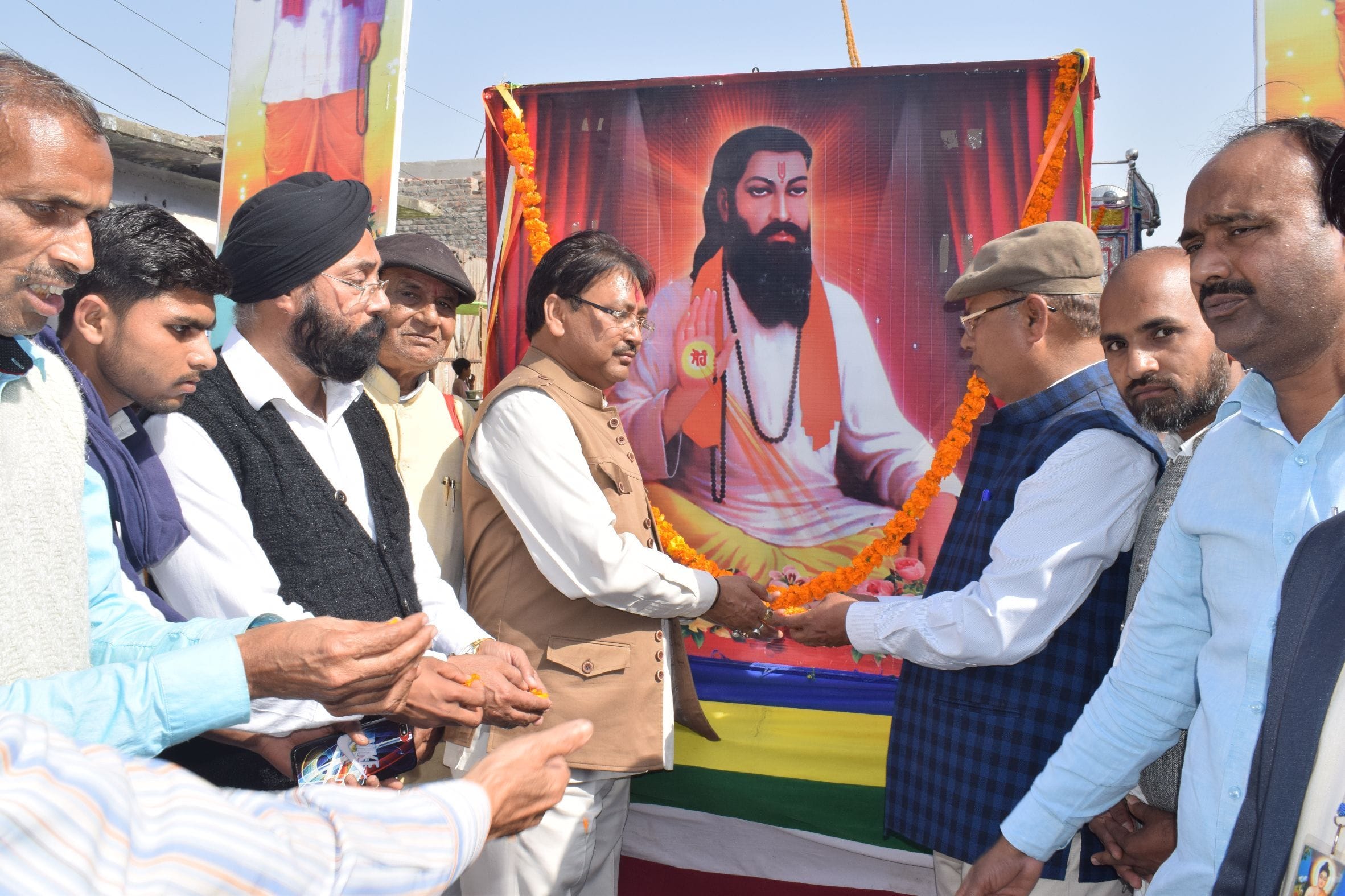 शाहजहांपुर में संत गुरु रविदास जयंती पर पुष्पांजलि अर्पित करते शोभायात्रा समिति के पदाधिकारी । 