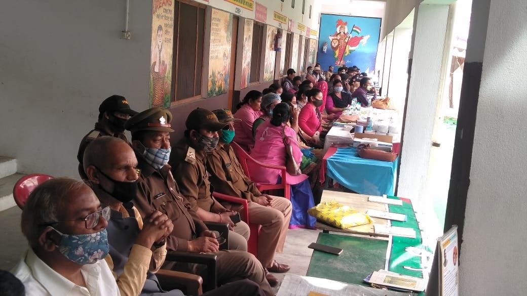 खटीमा के सत्रहमील में आयोजित बहुउद्देशीय जन संवाद चौपाल में लगे स्टाल। खटीमा के सत्रहमील में आयोजित बहुउद्देशीय जन संवाद चौपाल में लगे स्टाल।