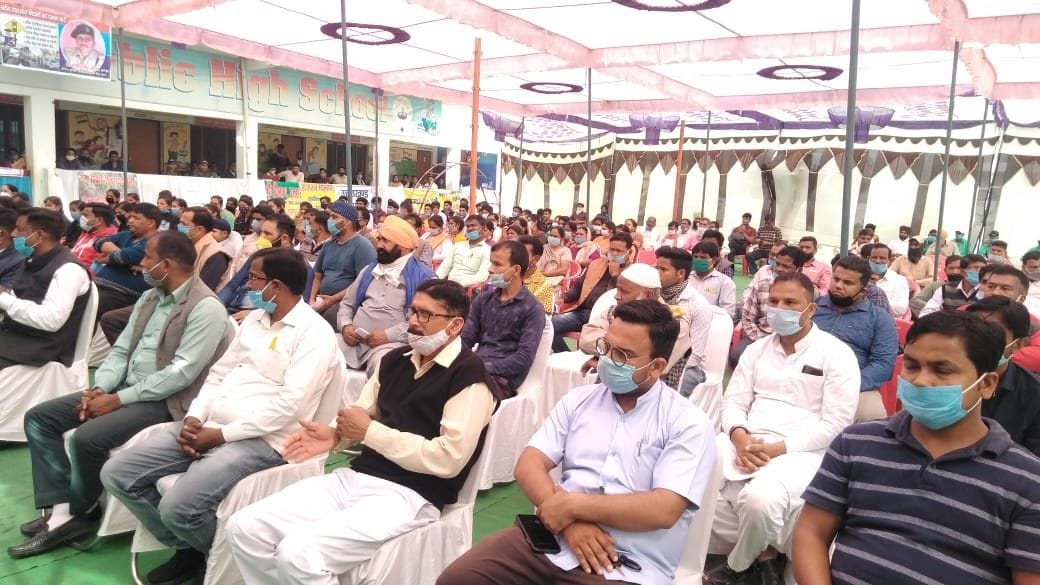 खटीमा के सत्रहमील में आयोजित बहुउद्देशीय जन संवाद चौपाल में मौजूद लोग। खटीमा के सत्रहमील में आयोजित बहुउद्देशीय जन संवाद चौपाल में मौजूद लोग।