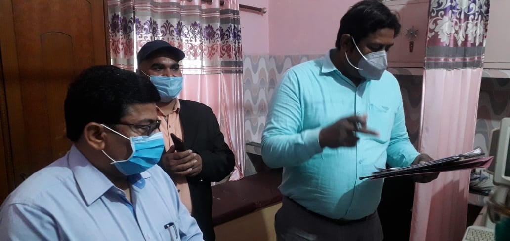 खतौली में अल्ट्रासाउंड सेंटर पर कागजों की जांच करते हुए अधिकारी। खतौली में अल्ट्रासाउंड सेंटर पर कागजों की जांच करते हुए अधिकारी।