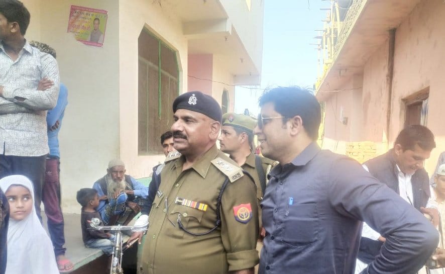 श्यामीवाला में एसडीएम और सीओ की निगरानी में निकाला जा रहा रविदास झंडा जुलूस। श्यामीवाला में एसडीएम और सीओ की निगरानी में निकाला जा रहा रविदास झंडा जुलूस।