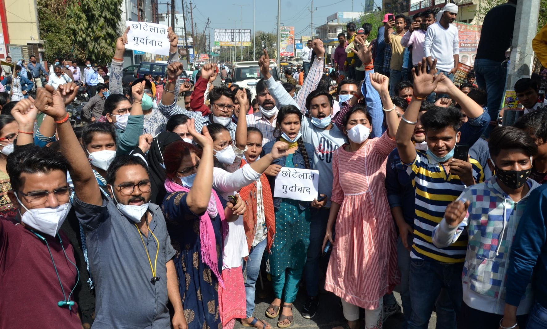 केके हॉस्पीटल में डॉ. सागर वार्ष्णेय के साथ हुई मारपीट के बाद रामघाट रोड़ पर जाम लगाकर विरोध प्रद? केके हॉस्पीटल में डॉ. सागर वार्ष्णेय के साथ हुई मारपीट के बाद रामघाट रोड़ पर जाम लगाकर विरोध प्रद?