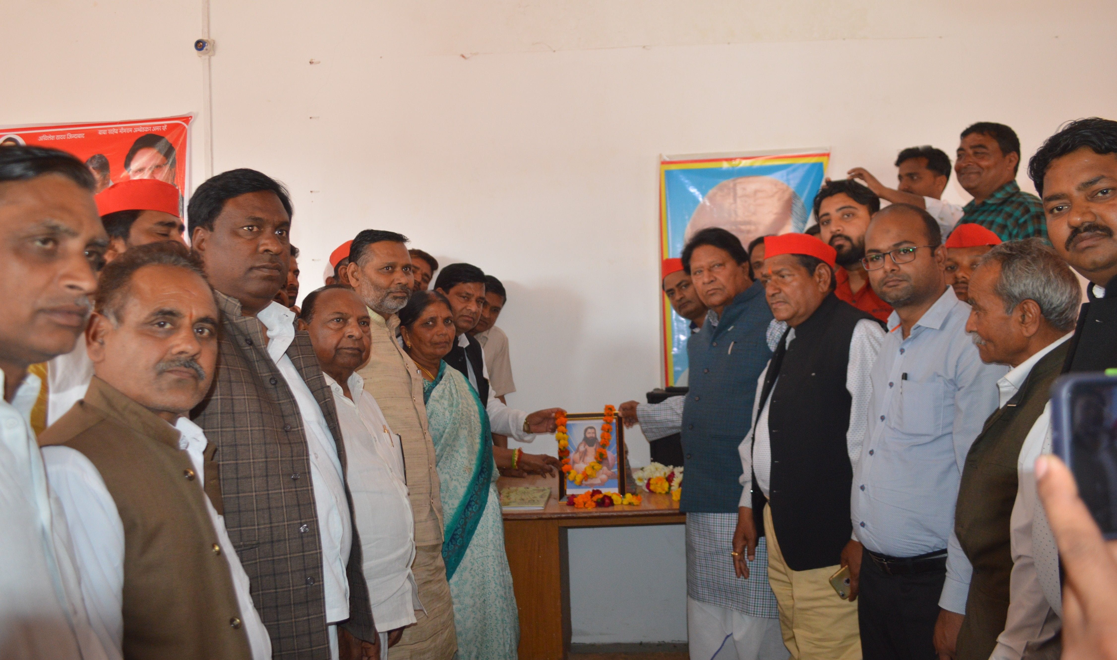 सपा कार्यालय पर रविदास जयंती मनाते सपाई। सपा कार्यालय पर रविदास जयंती मनाते सपाई।