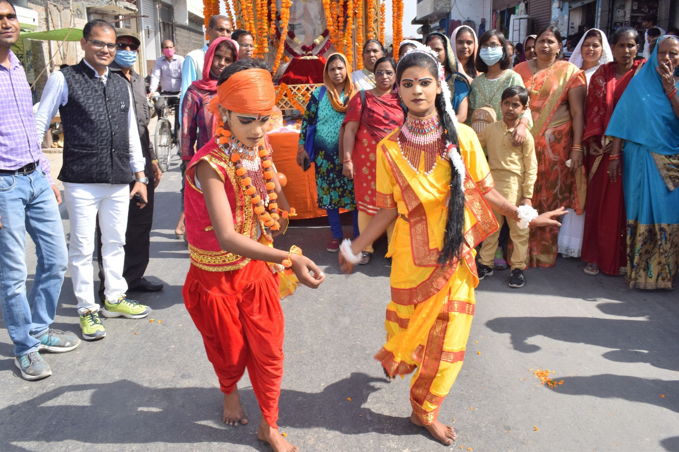 शाहजहांपुर में संत गुरु रविदास जयंती पर निकली शोभायात्रा में नृत्य करते चलते बाल कलाकार । संवाद