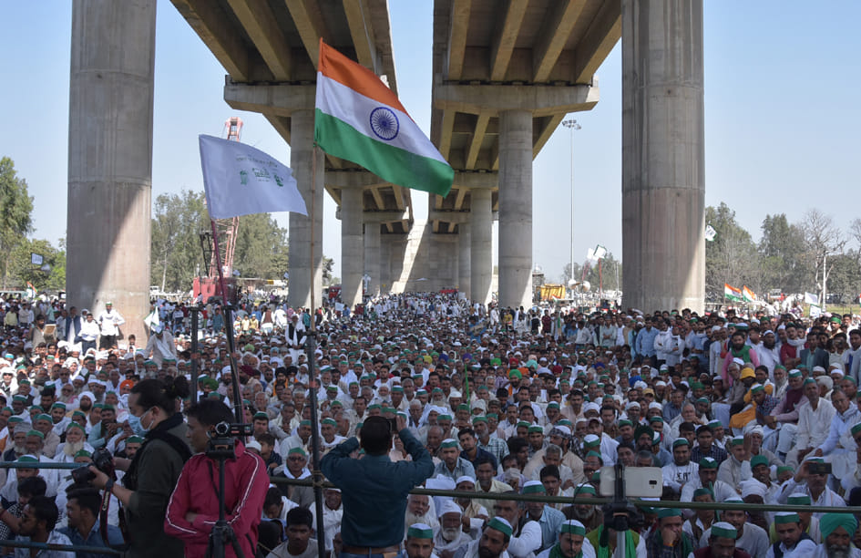 लाखनौर में किसान महापंचायत में शमिल होते किसान