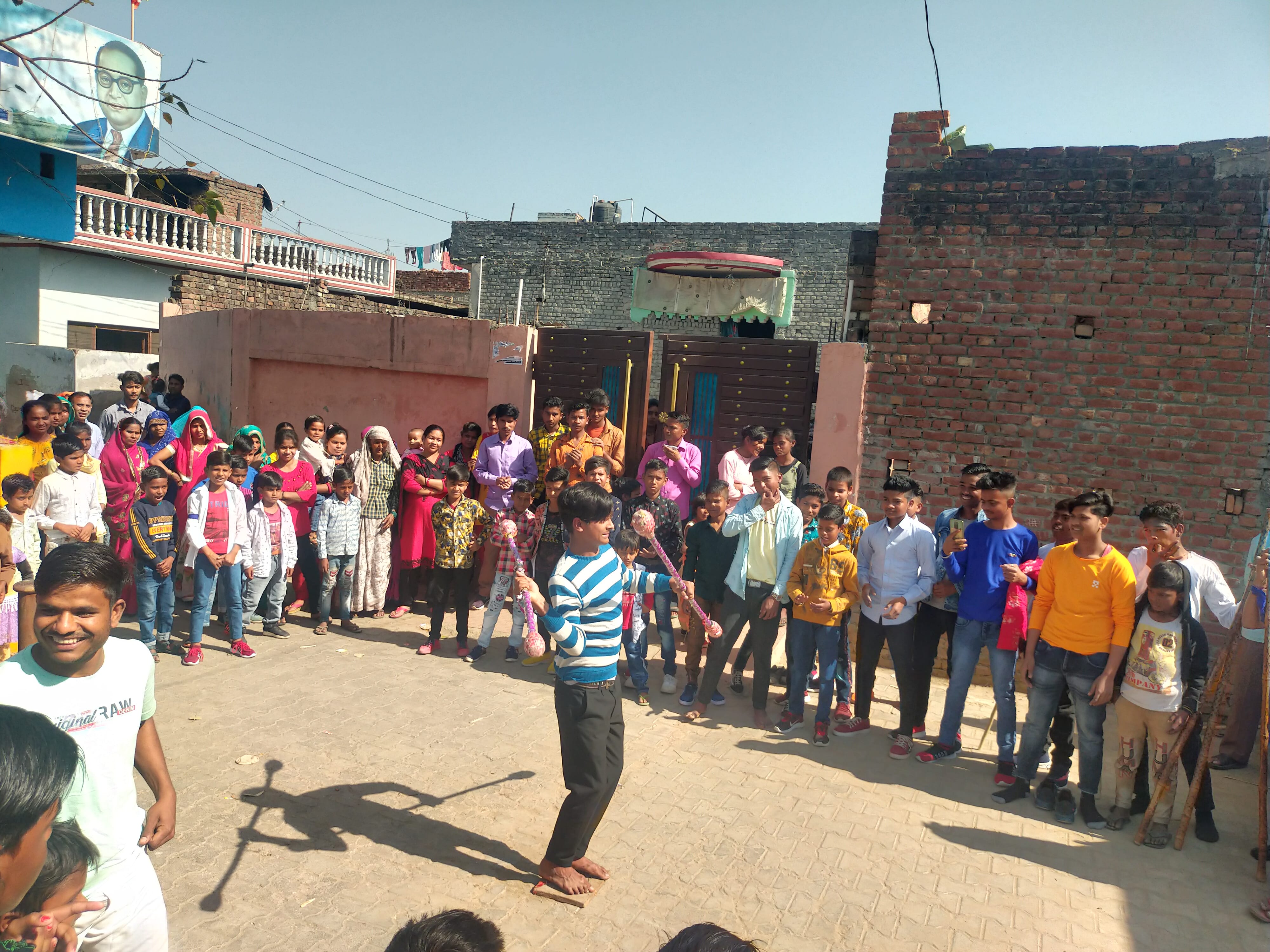 हल्दौर के मोहल्ला जमनावाला में संत शिरोमणि रविदास की जयंती पर करतब दिखाते युवा। हल्दौर के मोहल्ला जमनावाला में संत शिरोमणि रविदास की जयंती पर करतब दिखाते युवा।