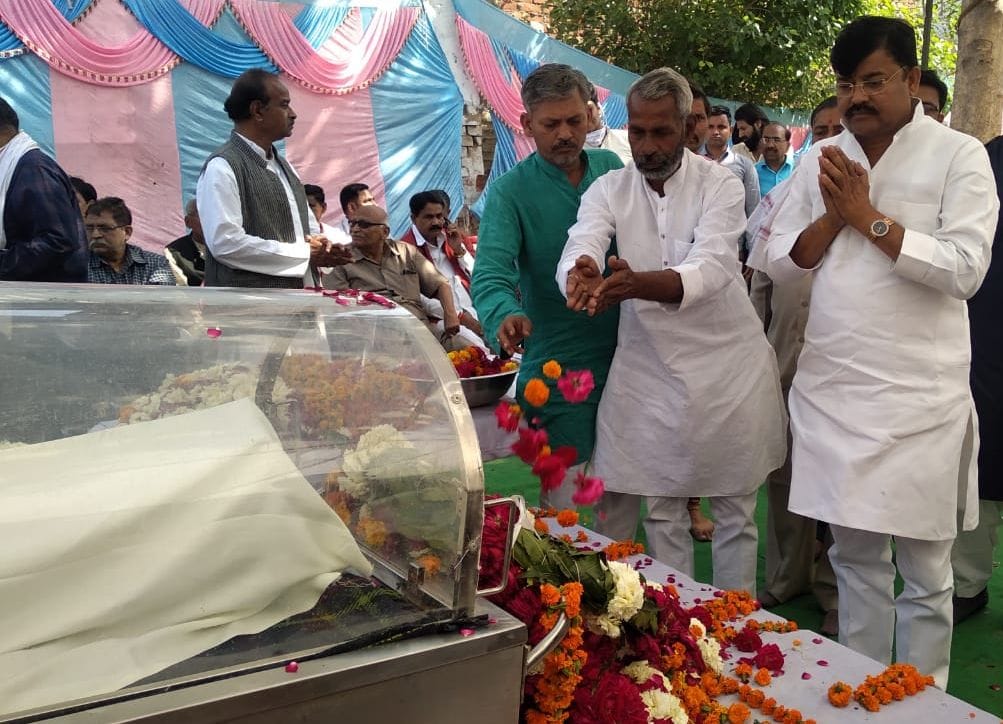 पूर्व विधायक प्रेमदत्त तिवारी के पार्थिव शरीर को श्रद्धांजलि देते कारागार राज्य मंत्री जय कुमा? पूर्व विधायक प्रेमदत्त तिवारी के पार्थिव शरीर को श्रद्धांजलि देते कारागार राज्य मंत्री जय कुमा?