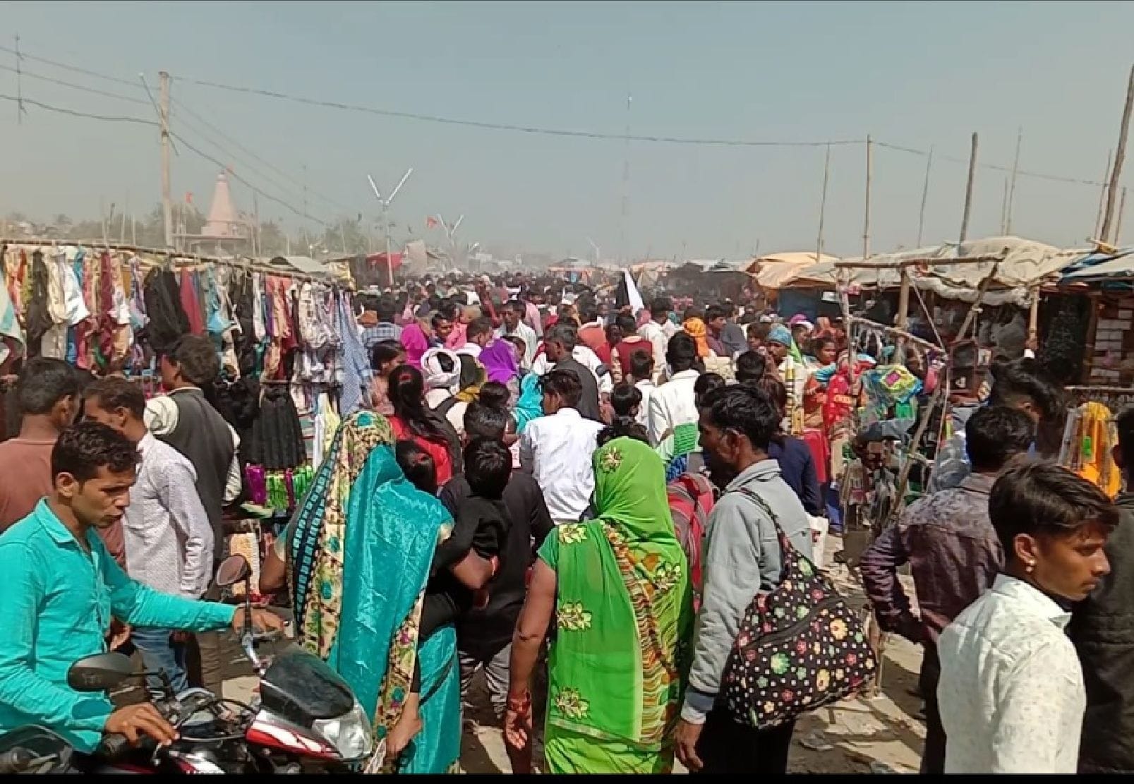 मिर्जापुर के गंगा तट पर उमड़ी श्रद्धालुओं की भीड़ । संवाद मिर्जापुर के गंगा तट पर उमड़ी श्रद्धालुओं की भीड़ । संवाद