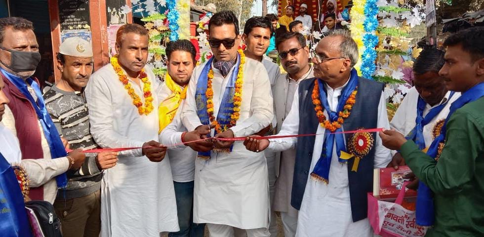 गुरु रविदास जयंती पर शोभायात्रा का उद्घाटन करते विवेकान्त सिंह गुरु रविदास जयंती पर शोभायात्रा का उद्घाटन करते विवेकान्त सिंह