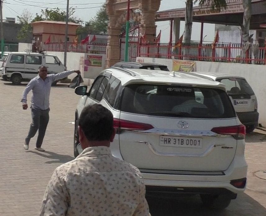 पूर्व मंत्री कविता जैन की गाड़ी के आगे खड़े होकर काला झंडा दिखाता किसान नेता। पूर्व मंत्री कविता जैन की गाड़ी के आगे खड़े होकर काला झंडा दिखाता किसान नेता।