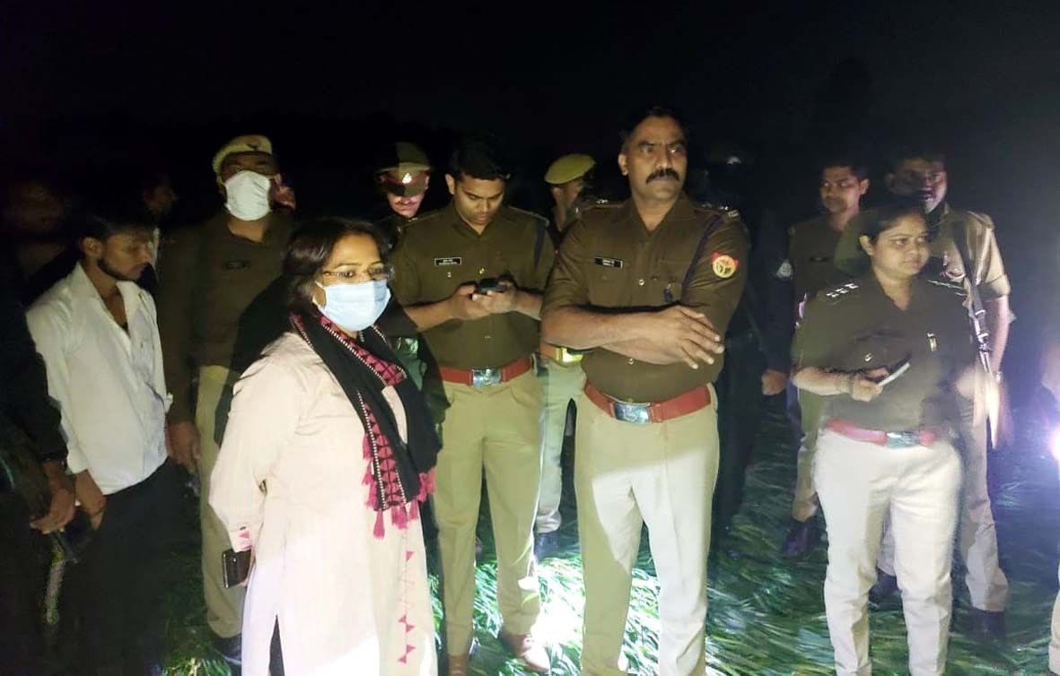 अकराबाद में किशोरी की हत्या के बाद घटना स्थल पर एसएसपी मुनिराज, एसडीएम कोल अनिता यादव, सीओ । अकराबाद में किशोरी की हत्या के बाद घटना स्थल पर एसएसपी मुनिराज, एसडीएम कोल अनिता यादव, सीओ ।