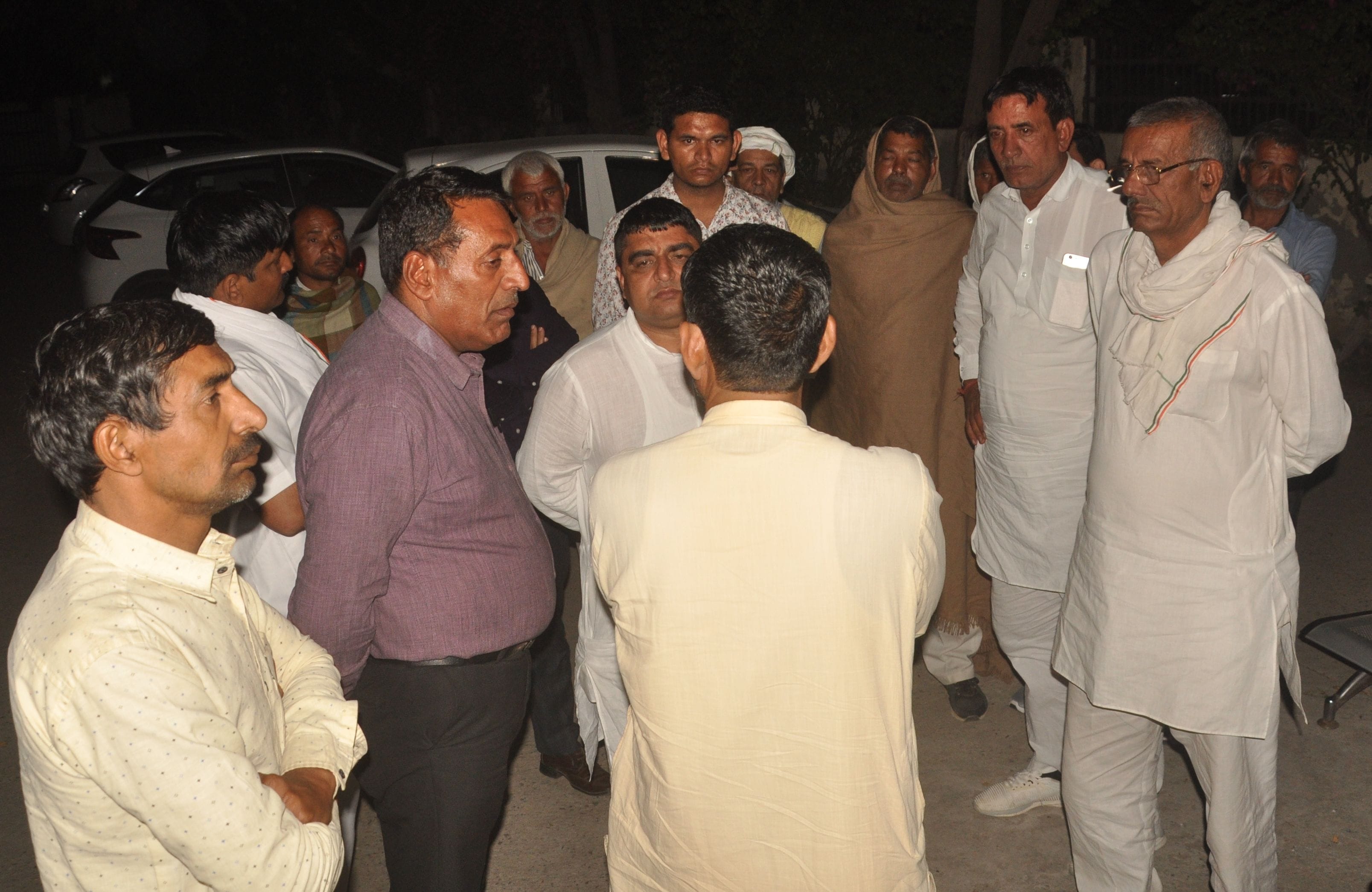 थाना अर्बन स्टेट पहुंचे परिजनो से बातचीत करती पुलिस। संवाद थाना अर्बन स्टेट पहुंचे परिजनो से बातचीत करती पुलिस। संवाद