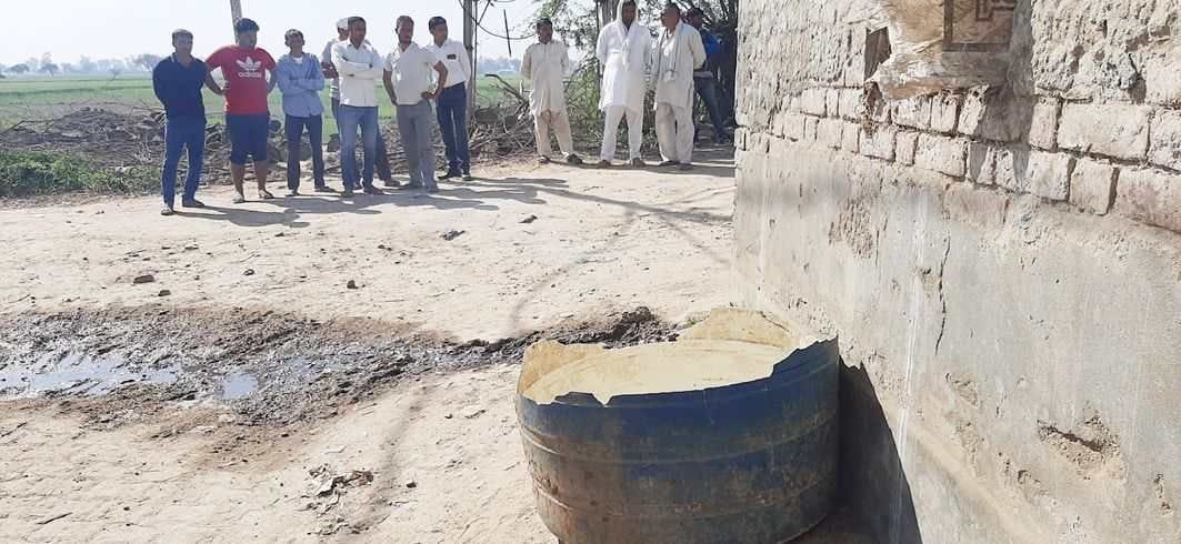 वह टब जिसमे डूबने से दोनों भाइयों की मौत हुई। संवाद