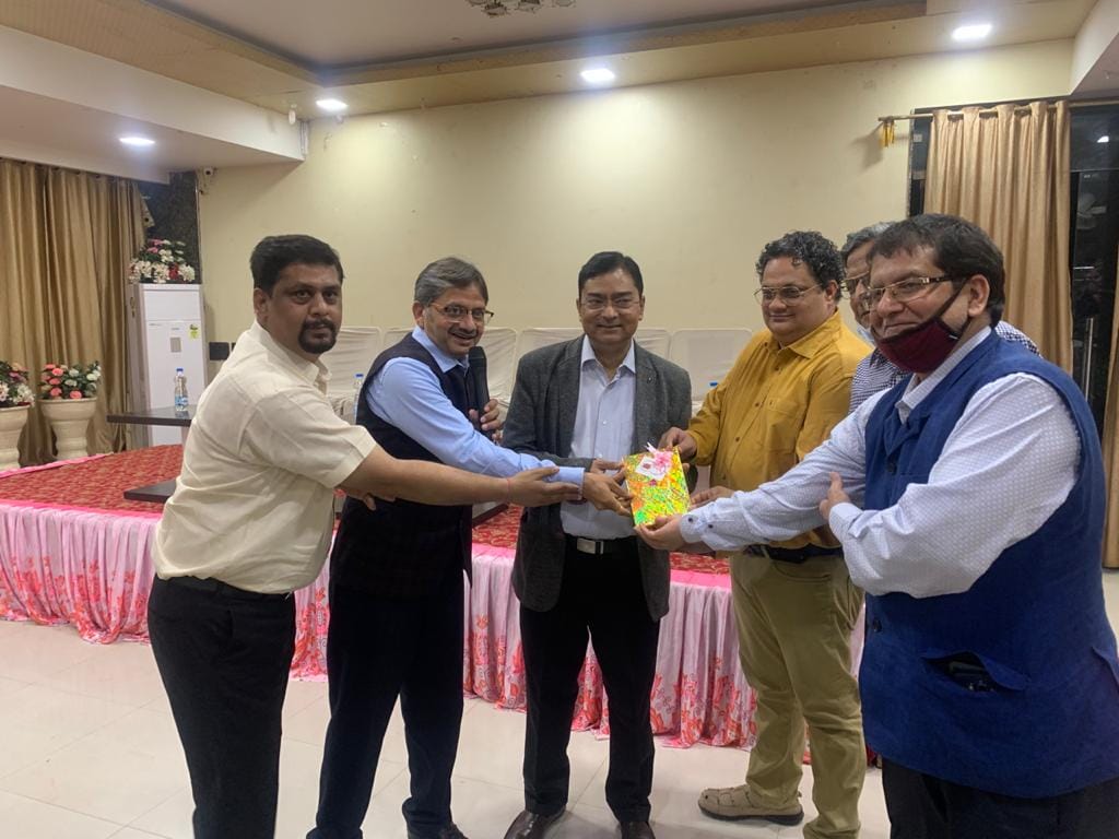 ोरोना ब्रांड एम्बेस्डर को स्मृति चिह्न देते अधिकारी ोरोना ब्रांड एम्बेस्डर को स्मृति चिह्न देते अधिकारी