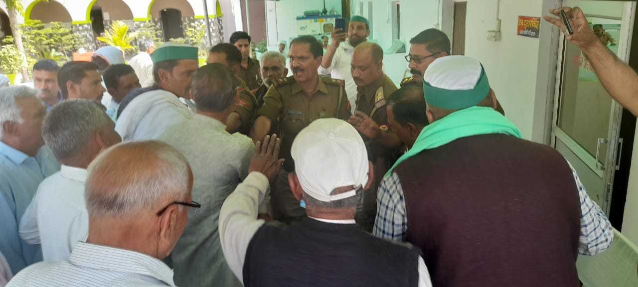 बिजनौर के नहटौर थाने में पुलिस और किसानों के बीच होती नोकझोंक। बिजनौर के नहटौर थाने में पुलिस और किसानों के बीच होती नोकझोंक।