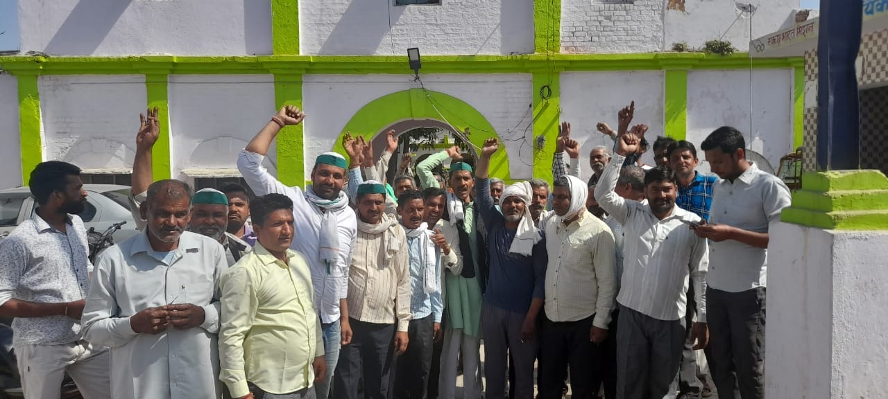 बिजनौर के नहटौर में थाने के गेट पर पुलिस के खिलाफ प्रदर्शन करते किसान। बिजनौर के नहटौर में थाने के गेट पर पुलिस के खिलाफ प्रदर्शन करते किसान।