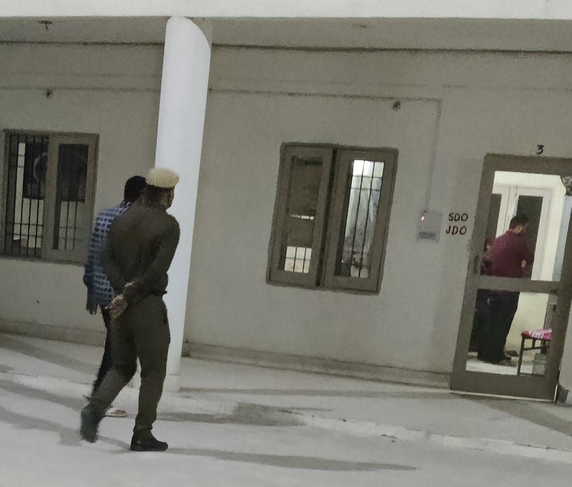 बोहर स्थित घर में जांच करती पुलिस। बोहर स्थित घर में जांच करती पुलिस।