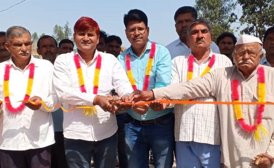 नजीबाबाद के बड़ा पाईमार में रविदास शोभायात्रा का शुभारंभ करते जीएसटी के डीसी नीरज कुमार।