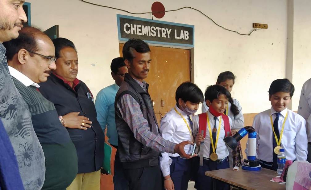 कासगंज के एसजेएस पब्लिक स्कूल में विज्ञान प्रदर्शनी के दौरान बच्चों के मॉडल को देखते अतिथिगण