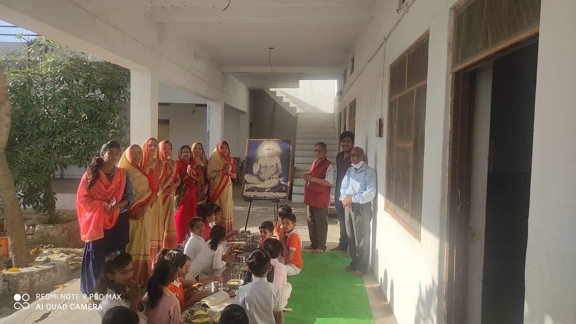 पूजन करके पंचकल्याणक की वर्षगाँठ मनाते हुए पाठशाला के बच्चे व मौजूद प्रबंध समिति के पदाधिकारी पूजन करके पंचकल्याणक की वर्षगाँठ मनाते हुए पाठशाला के बच्चे व मौजूद प्रबंध समिति के पदाधिकारी