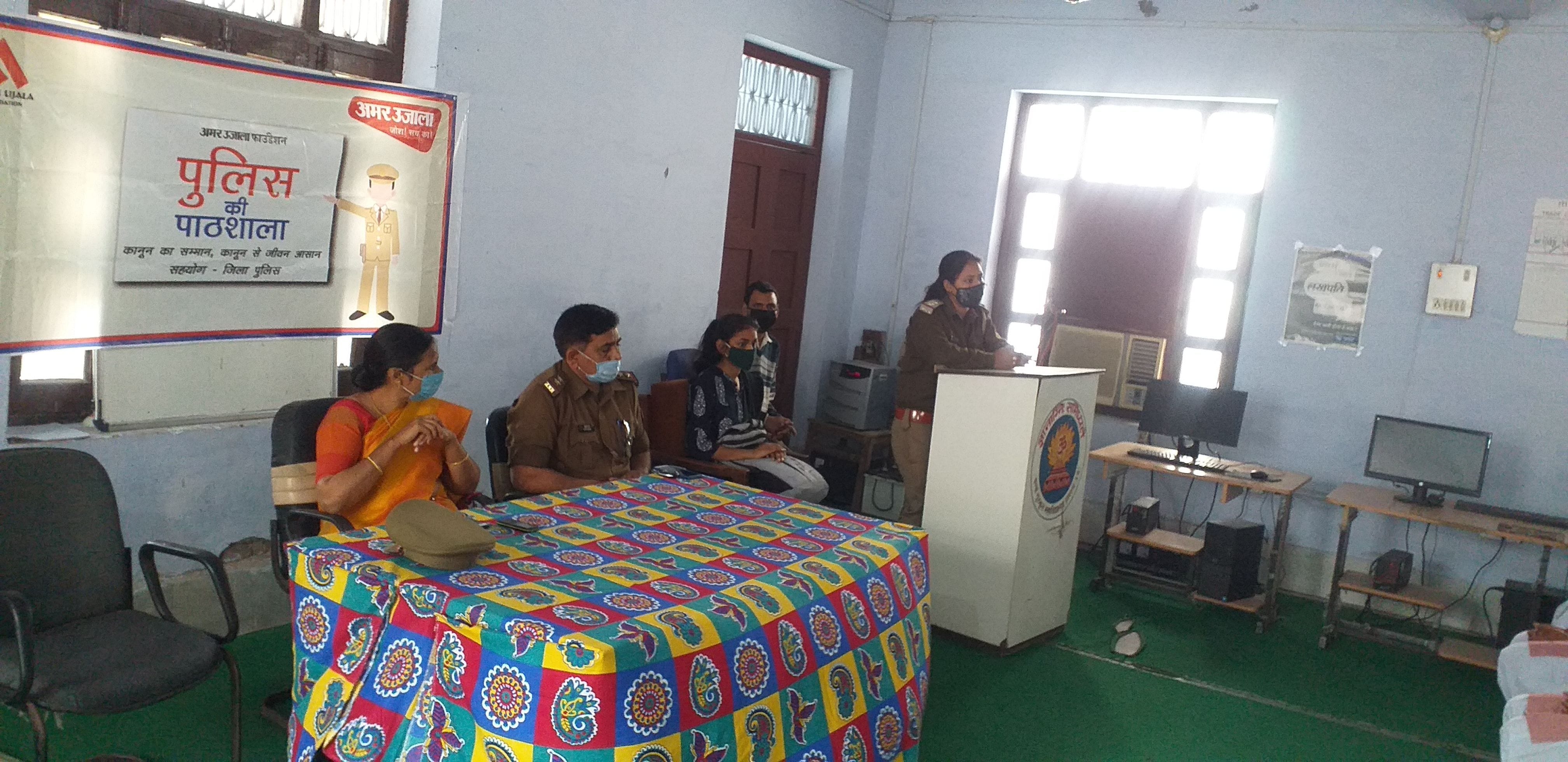 पुलिस की पाठशाला को संबोधित करती एसआई सोनम।