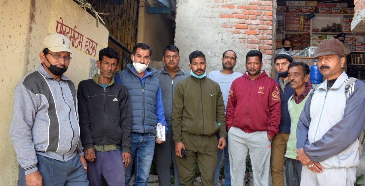 पिथौरागढ़ पोस्टमार्टम हाउस के बाहर मृत महिला के पीएम के दौरान मौजूद लोग।