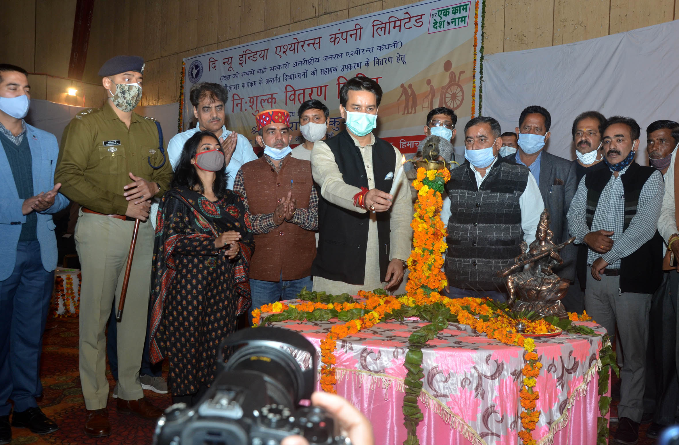 टाउन हॉल हमीरपुर में कार्यक्रम का शुभारंभ करते केंद्रीय वित्त राज्य मंत्री अनुराग ठाकुर।