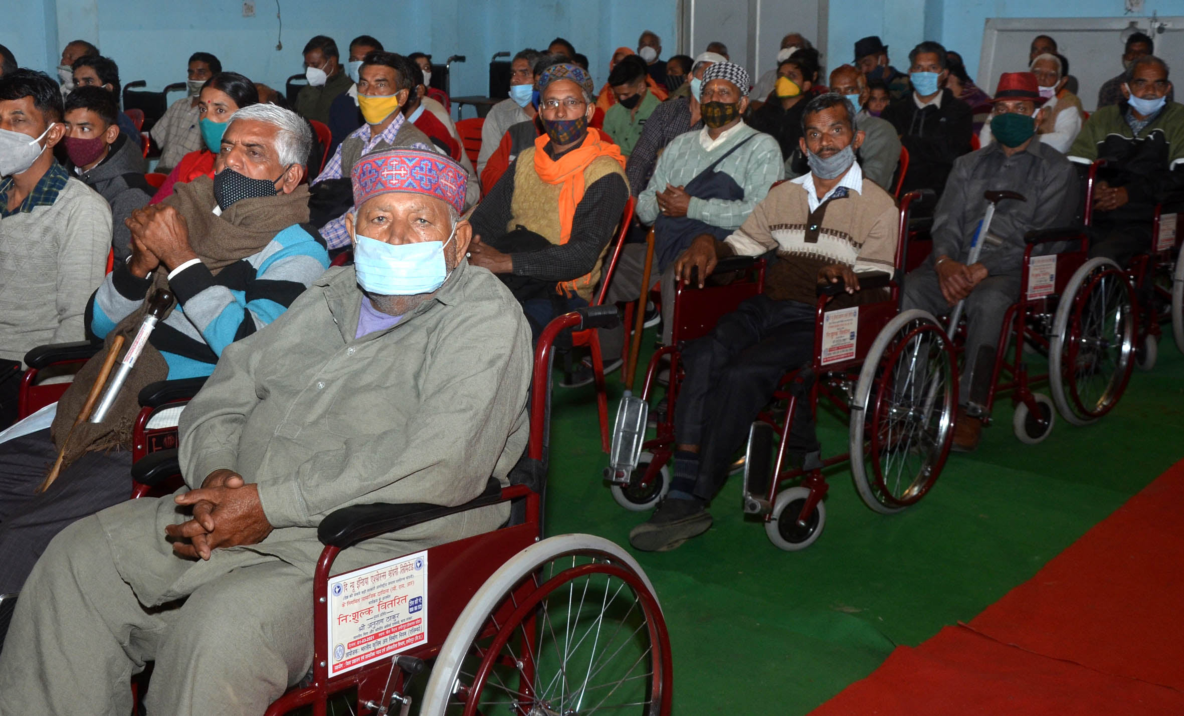 टाउन हॉल हमीरपुर में आयोजित कार्यक्रम में उपस्थित दिव्यांगजन।