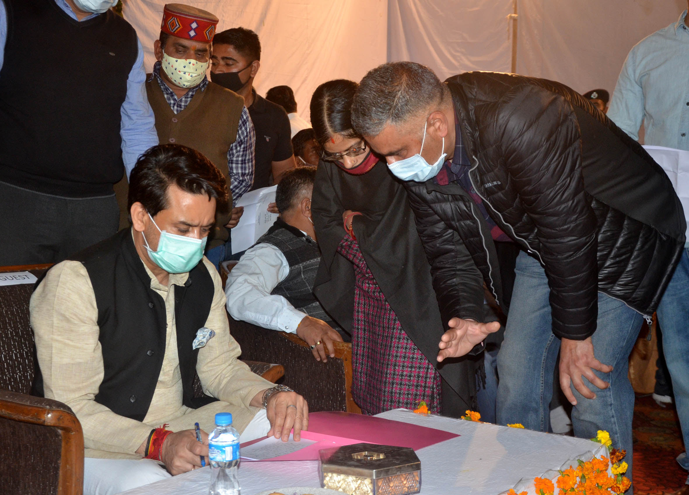 टाउन हॉल हमीरपुर में लोगों की समस्याएं सुनते केंद्रीय वित्त राज्य मंत्री अनुराग ठाकुर।