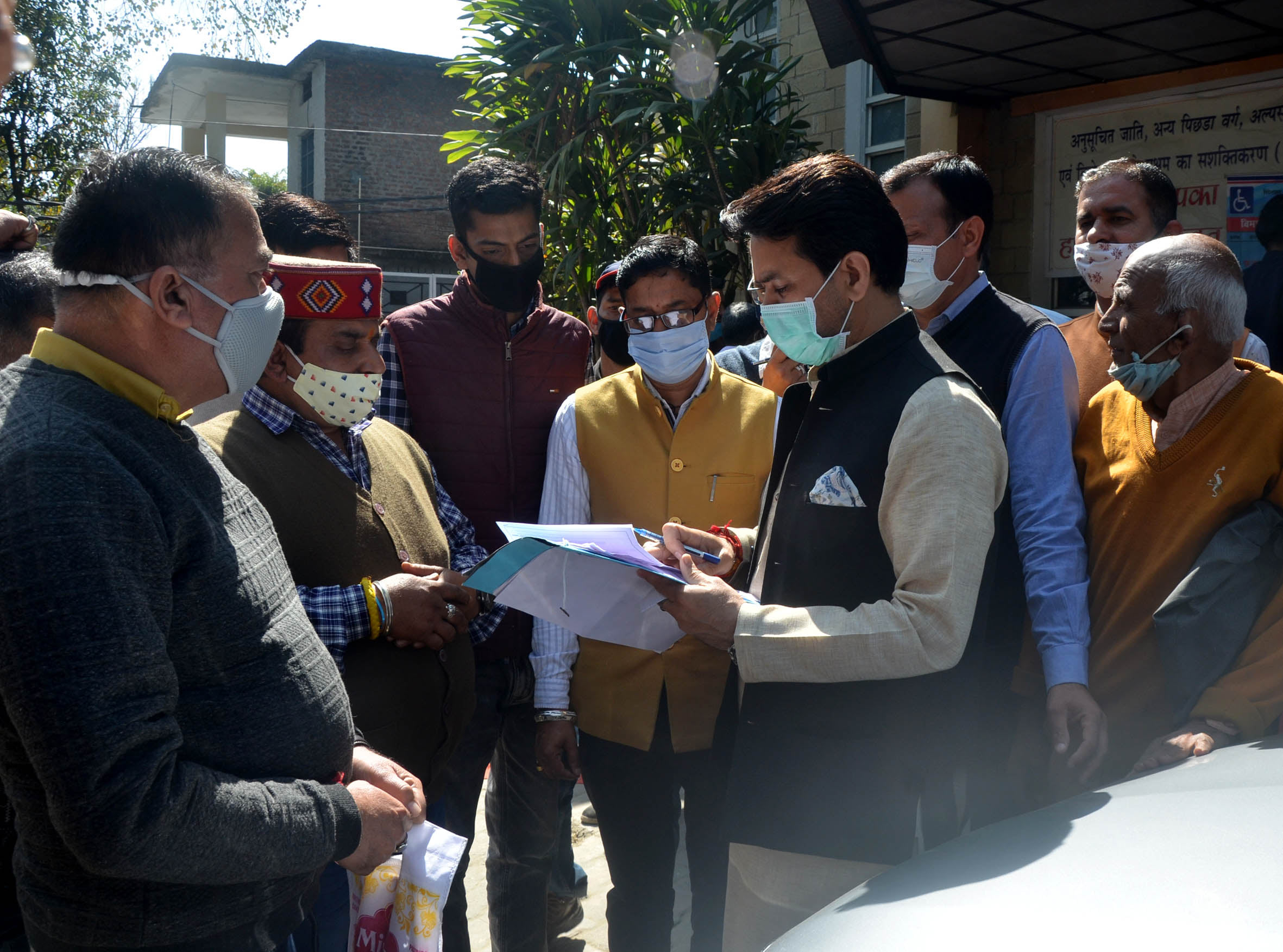 टाउन हॉल हमीरपुर में लोगों की समस्याएं सुनते केंद्रीय वित्त राज्य मंत्री अनुराग ठाकुर।