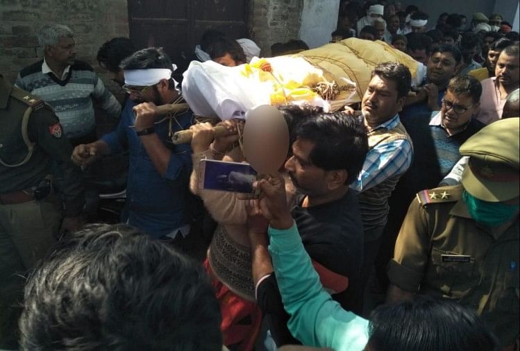 पिता को दिया कंधा