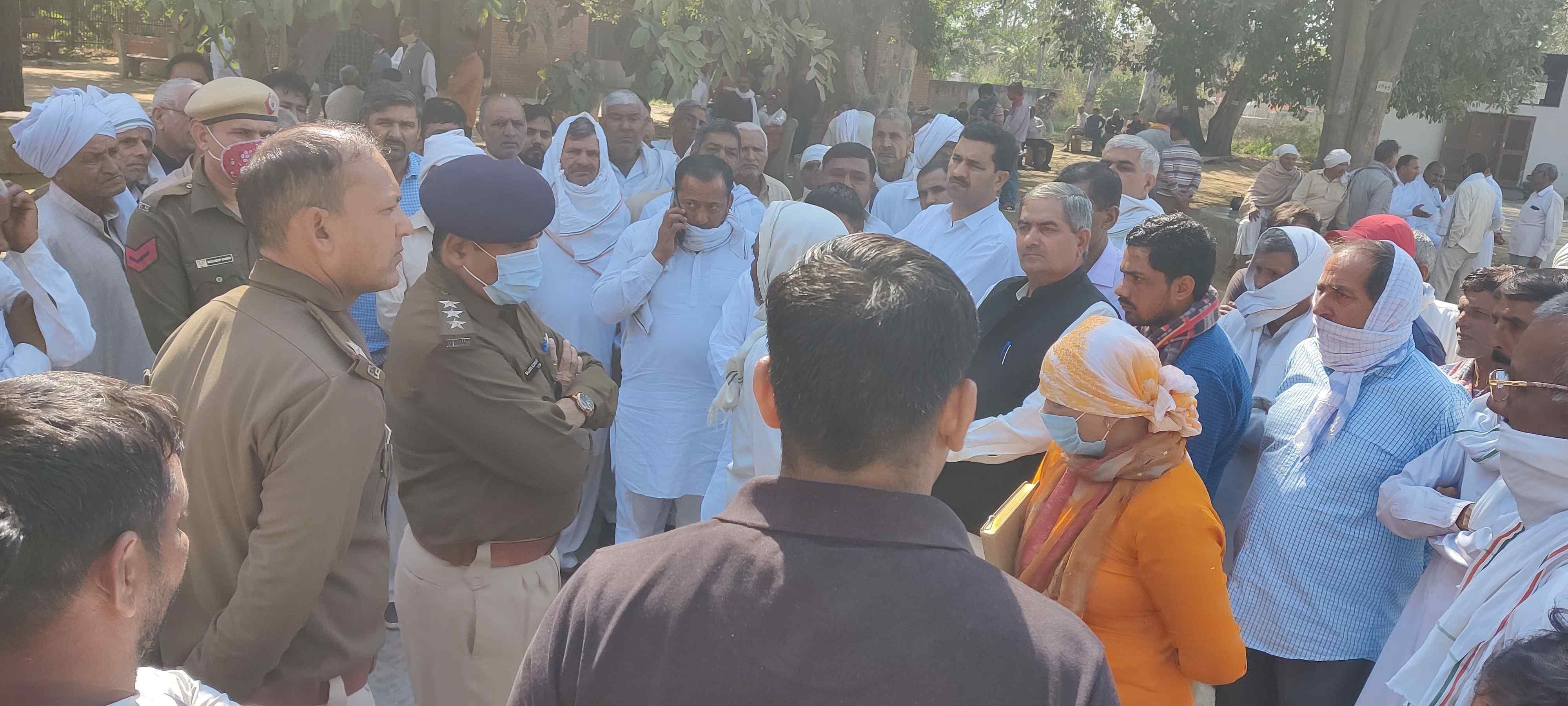 पीजीआई के मौरचरी में सोनिया के परिजनों से बात करते डीएसपी। पीजीआई के मौरचरी में सोनिया के परिजनों से बात करते डीएसपी।