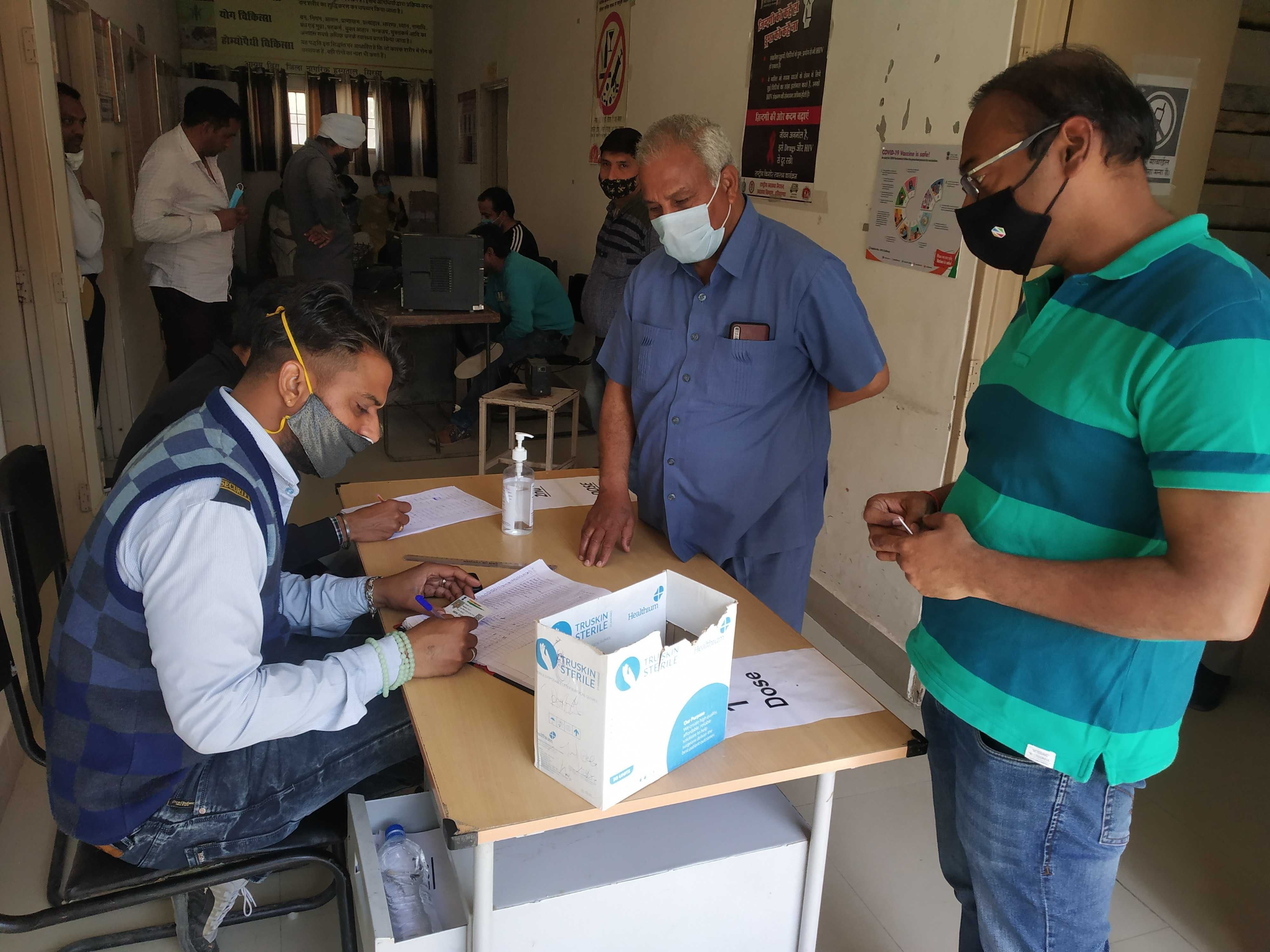 नागरिक अस्पताल में बने वैक्सीनेशन केंद्र में ऑफलाइन रजिस्ट्रेशन करवाते बुजुर्ग।