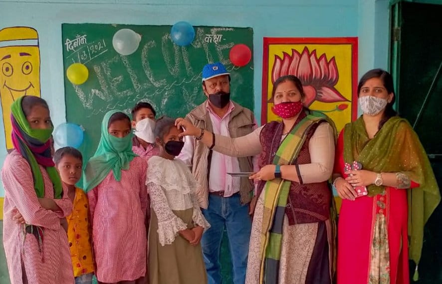 नजीबाबाद के प्राथमिक विद्यालय खेड़ा में तिलक लगाकर छात्रा का स्वागत करती शिक्षिका।