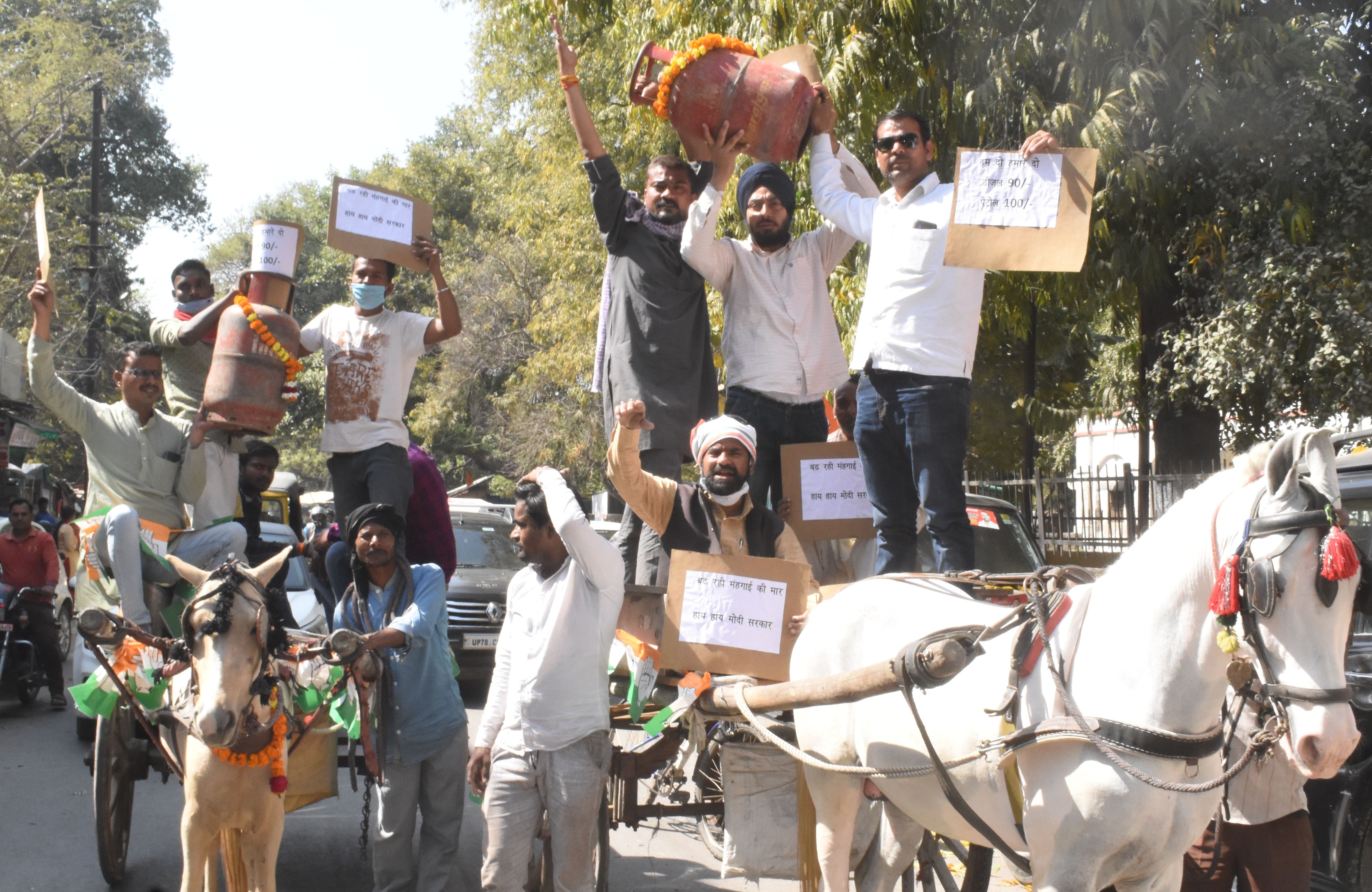 महंगाई के विरोध में गैस तांगे पर सिलेंडर लेकर प्रदर्शन कर कलक्ट्रेट जिला युवक कांग्रेस के पदाधि?
