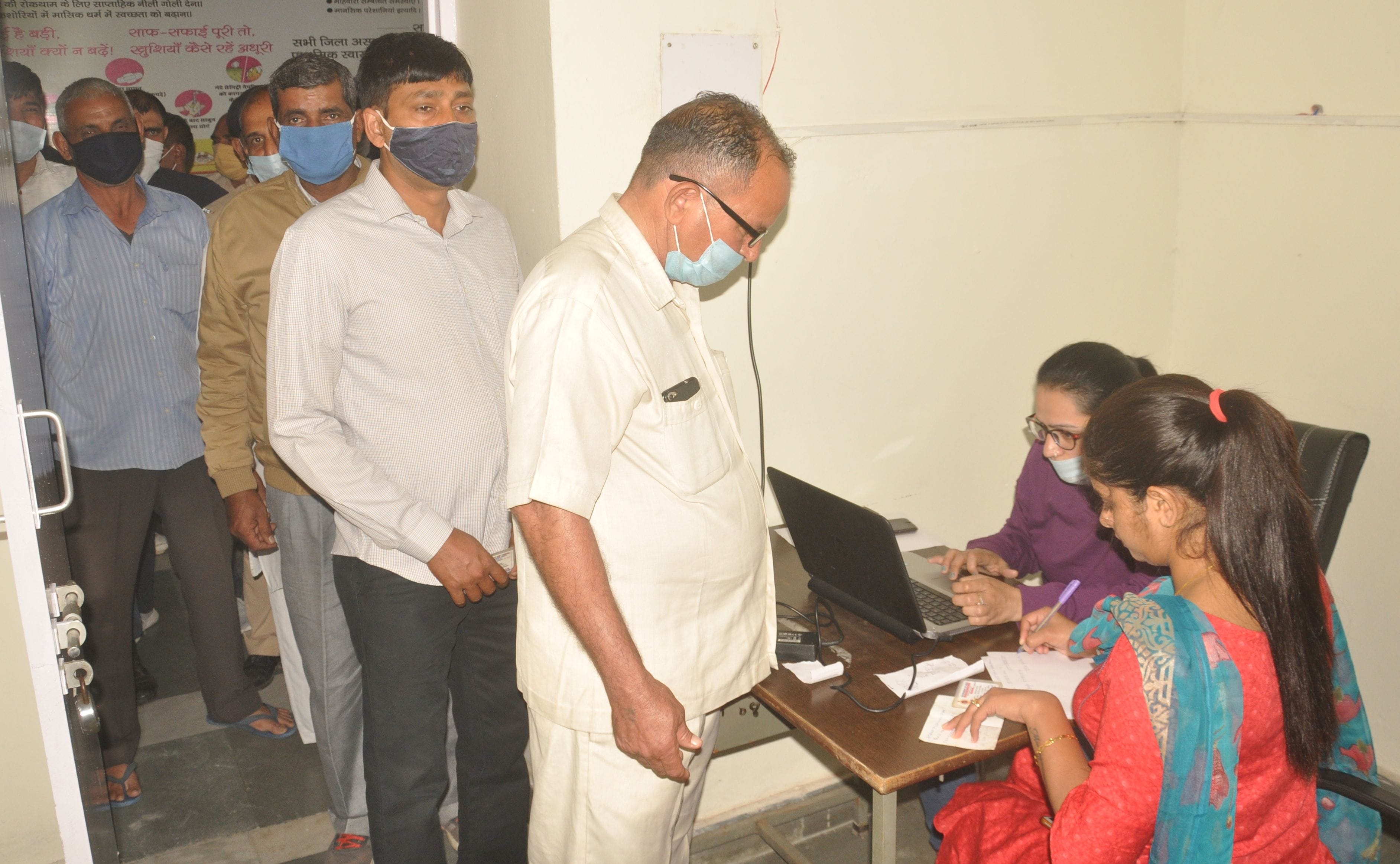 जिला सामान्य अस्पताल में वैक्सीन लगवाने आऐ लोगो की आईडी चेक करते कर्मचारी। जिला सामान्य अस्पताल में वैक्सीन लगवाने आऐ लोगो की आईडी चेक करते कर्मचारी।