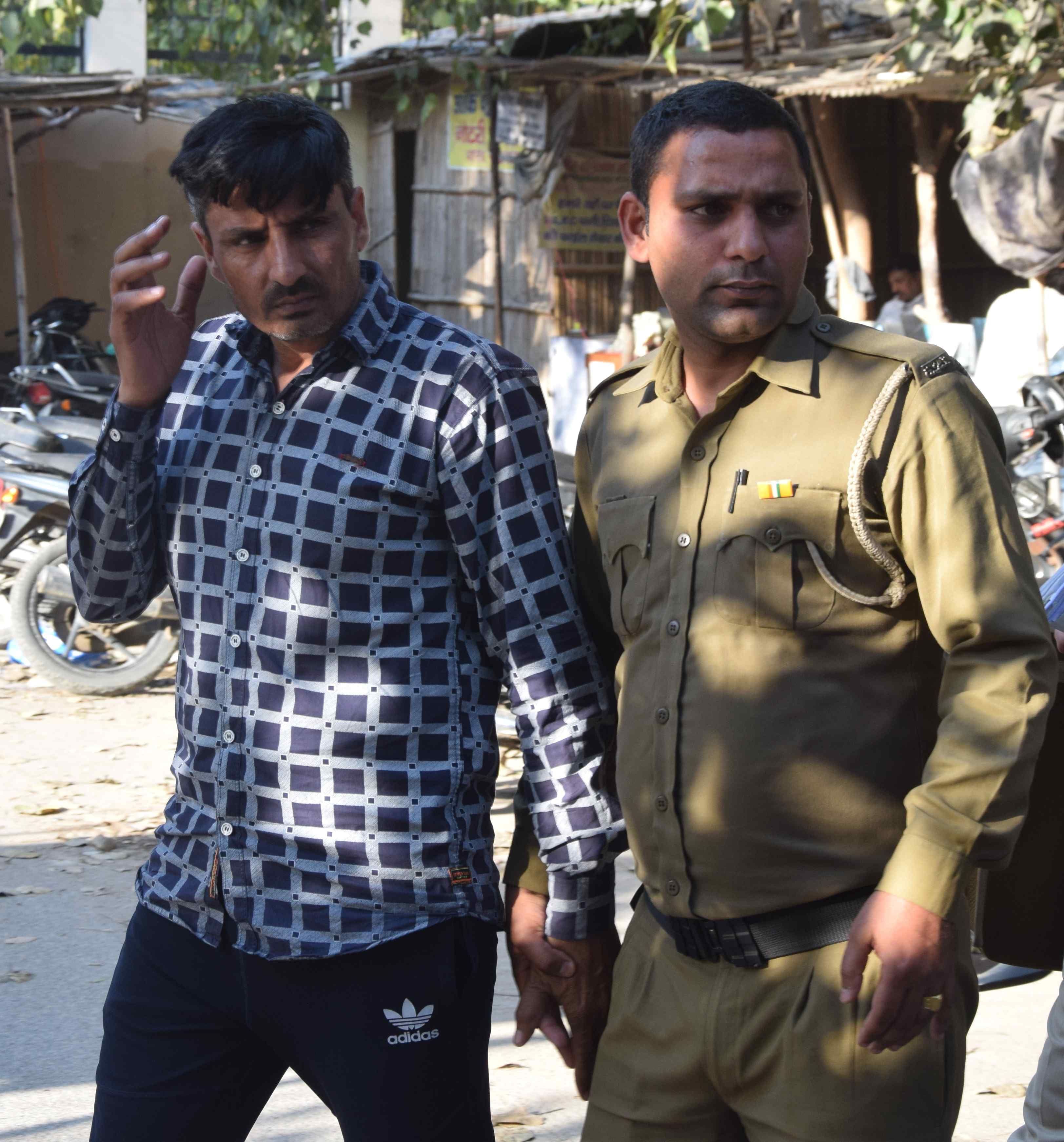 म़तक सोनिया के पति राजेश को न्यायालय में पेशी के बाद ले जाती पुलिस। म़तक सोनिया के पति राजेश को न्यायालय में पेशी के बाद ले जाती पुलिस।