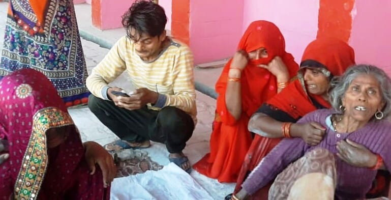 ासगंज के पटियाली में कार की टक्कर से मृत मासूम के परिजन रोते बिलखते ासगंज के पटियाली में कार की टक्कर से मृत मासूम के परिजन रोते बिलखते