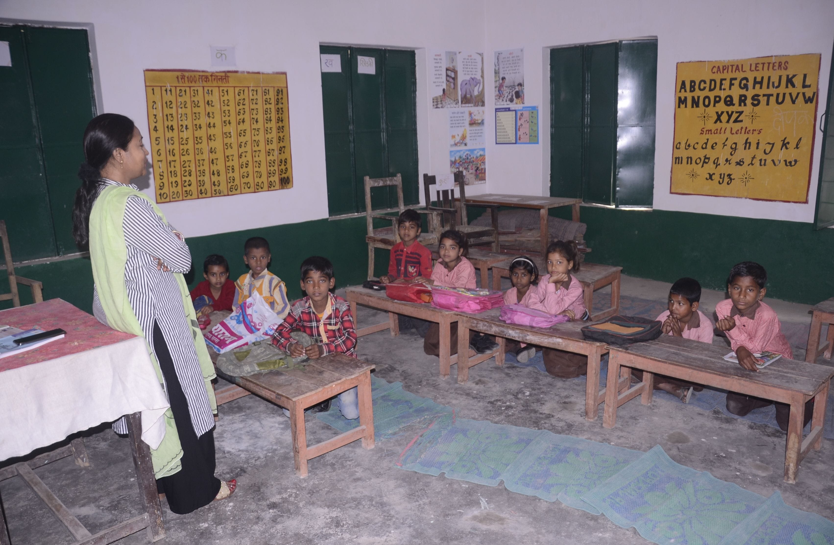 प्राथमिक विद्यालय दहिलामऊ नगर में नौ बजकर पच्चीस मिनट पर बच्चों को पढ़ाती शिक्षिका।