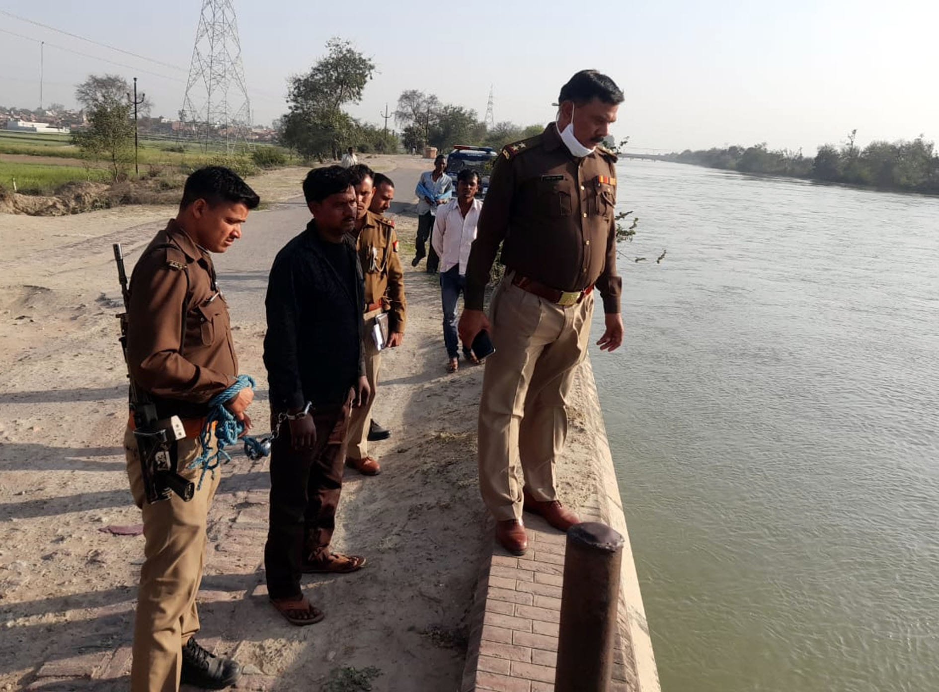 कासगंज की हजारा नहर के पास 15 माह के मासूम की तलाश कराती कोतवाली पुलिस