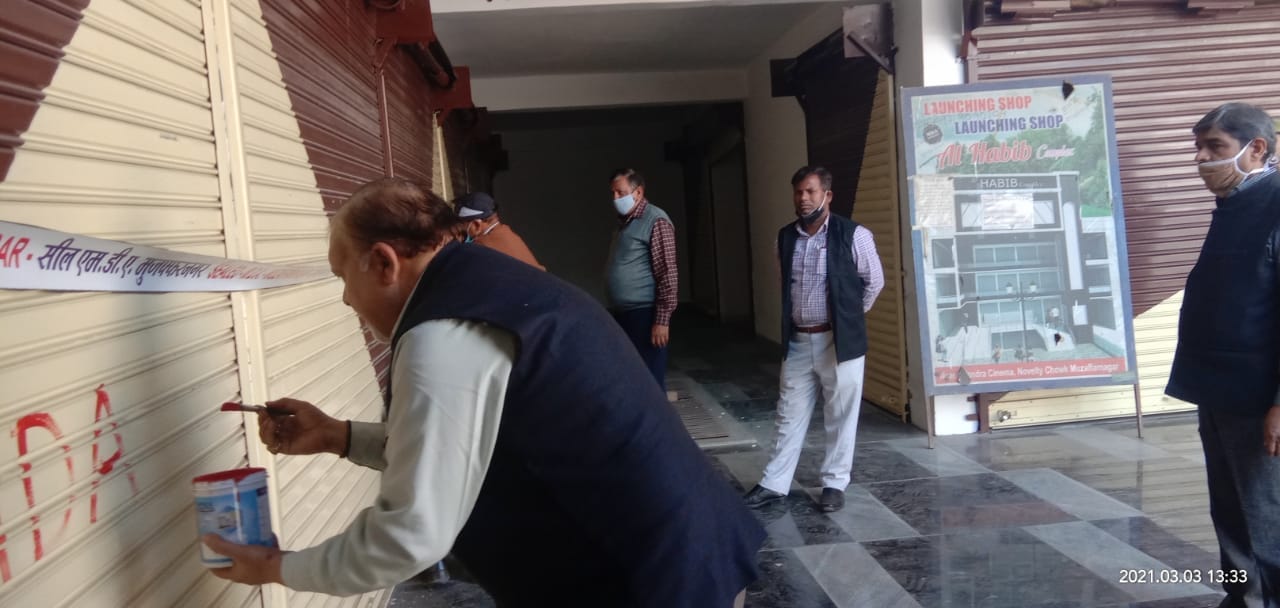रुडकी रोड पर अली हबीब मार्किट पर सीलिगं की कार्यवाही करते एमडीए कर्मचारी। रुडकी रोड पर अली हबीब मार्किट पर सीलिगं की कार्यवाही करते एमडीए कर्मचारी।