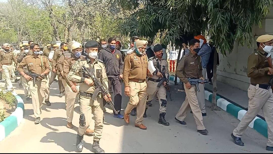 फरीदकोट की अदालत में गुरलाल पहलवान की हत्या के आरोपियों को पेश करती दिल्ली व फरीदकोट पुलिस फरीदकोट की अदालत में गुरलाल पहलवान की हत्या के आरोपियों को पेश करती दिल्ली व फरीदकोट पुलिस