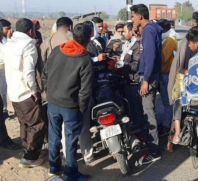 वारदात के बाद मौके पर जमा भीड़ व घायल कृष्ण की बाइक। वारदात के बाद मौके पर जमा भीड़ व घायल कृष्ण की बाइक।