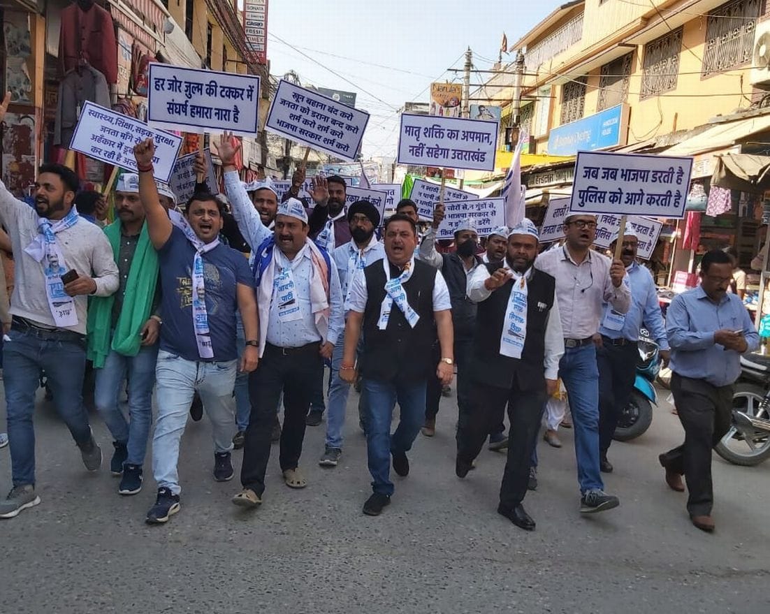 काशीपुर मुख्य बाजार में जुलूस निकालते आप कार्यकर्ता। काशीपुर मुख्य बाजार में जुलूस निकालते आप कार्यकर्ता।